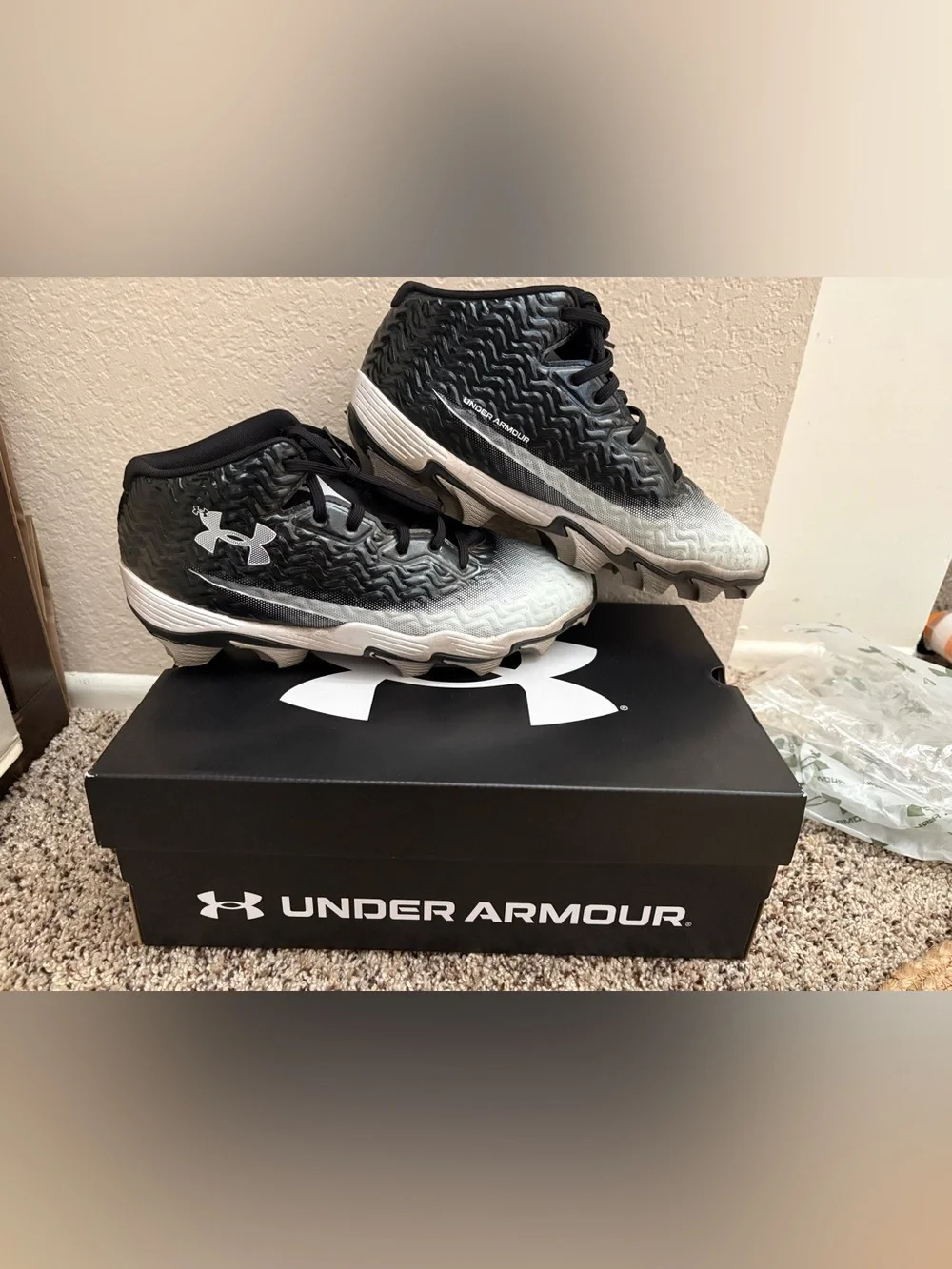 Under Armour Spotlight Hammer MC Football Cleats Men’s 9 Black White + Gloves